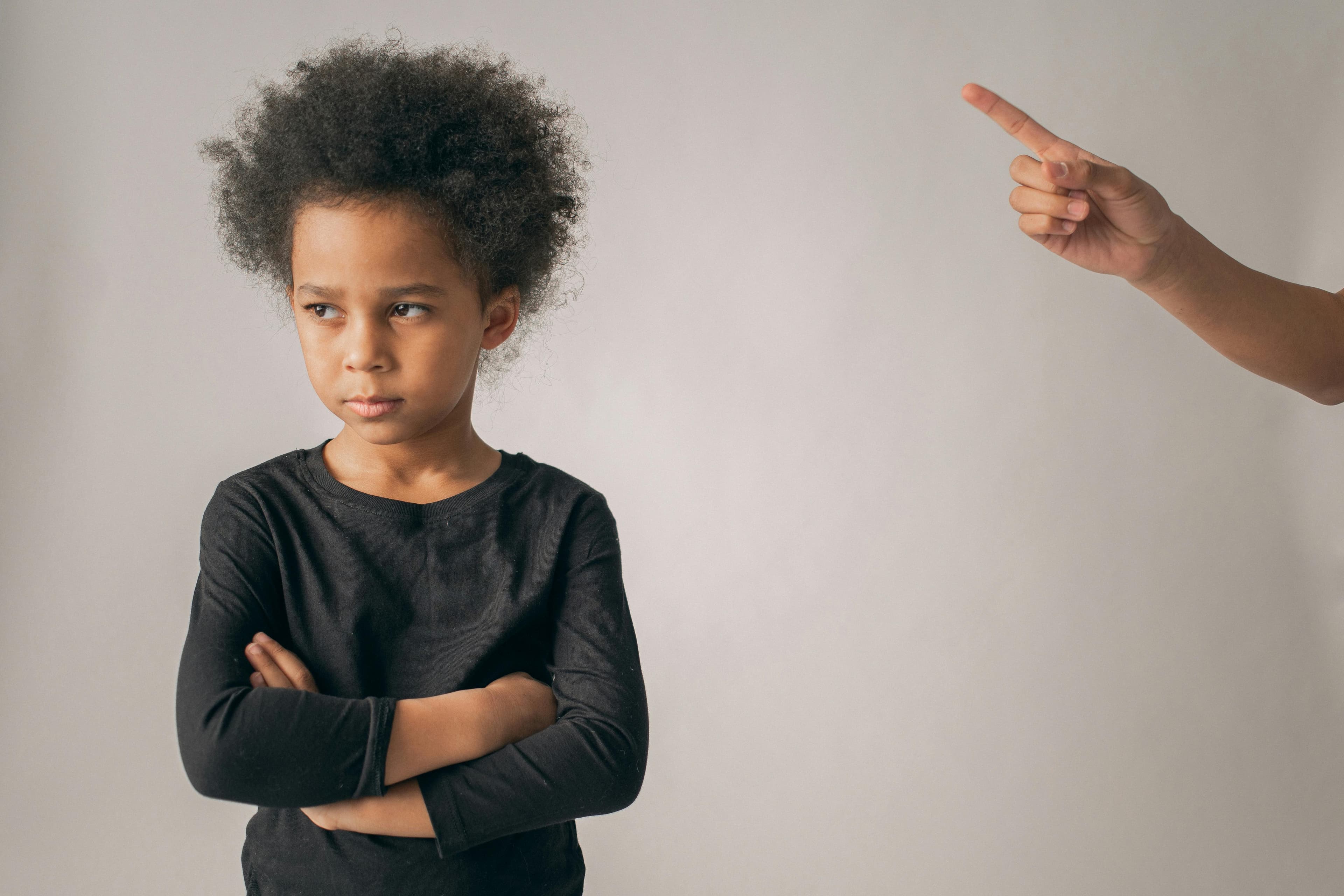 Omgaan met storend gedrag, plak je kinderen achter het behang! 